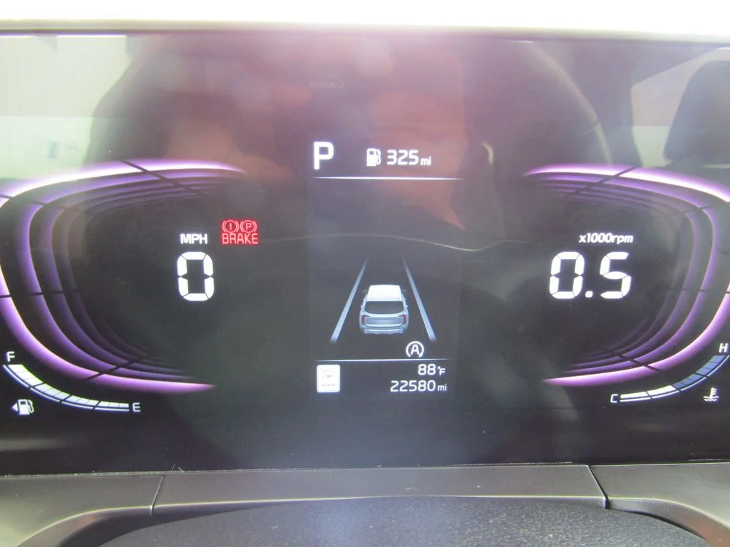 Used 2025 White Kia S image 26
