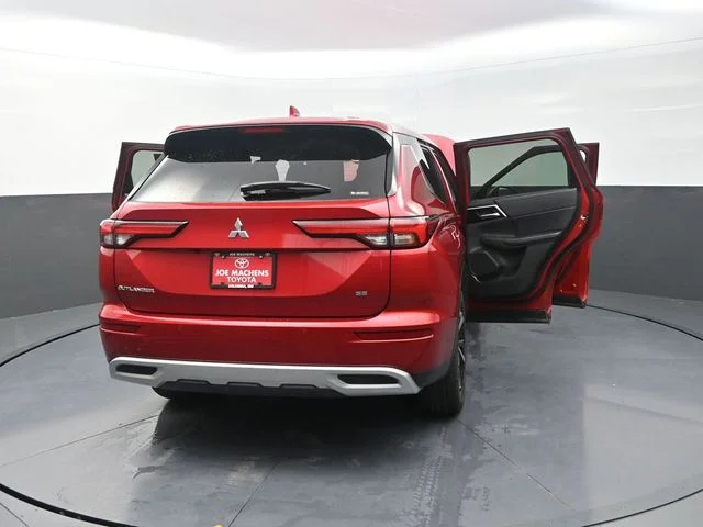 Used 2024  Mitsubishi SE image 44