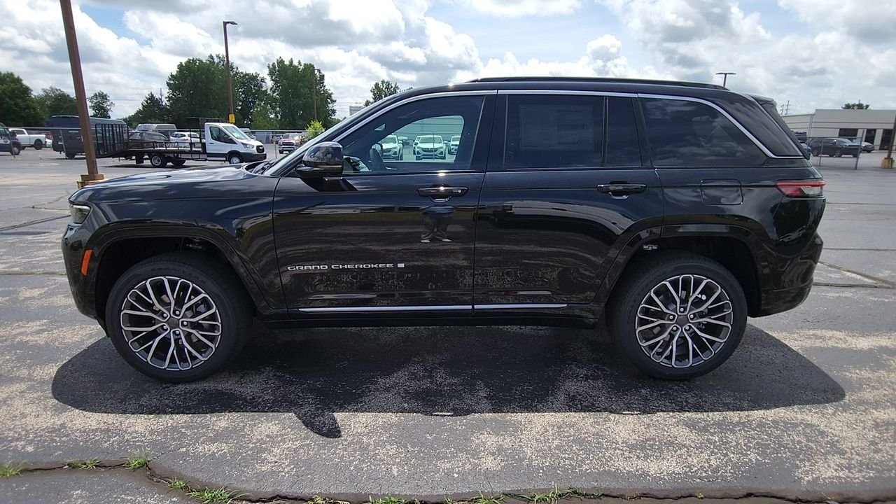 New 2026 Diamond Black Crystal Pearl-Coat Exterior Paint Jeep Summit image 5