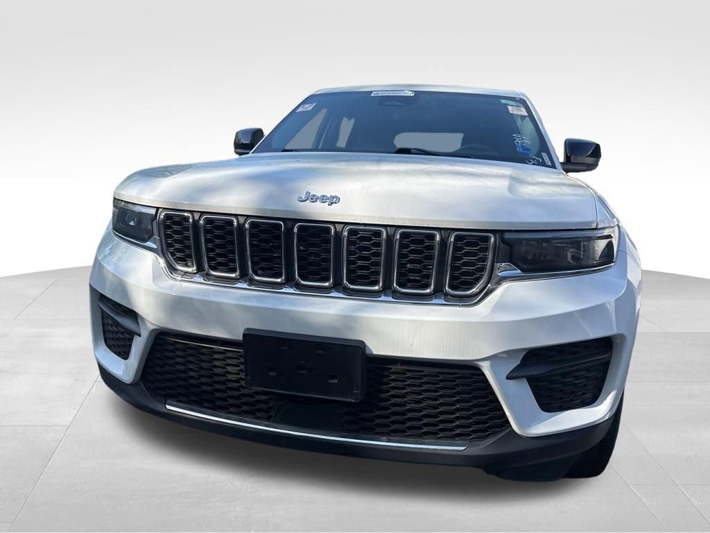 Used 2023 White Jeep Laredo image 3