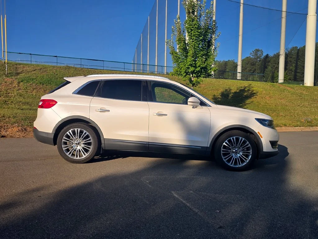 Used 2018 White Lincoln Reserve image 2
