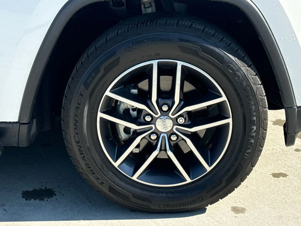 Used 2018 Bright White Clearcoat Jeep Limited image 11