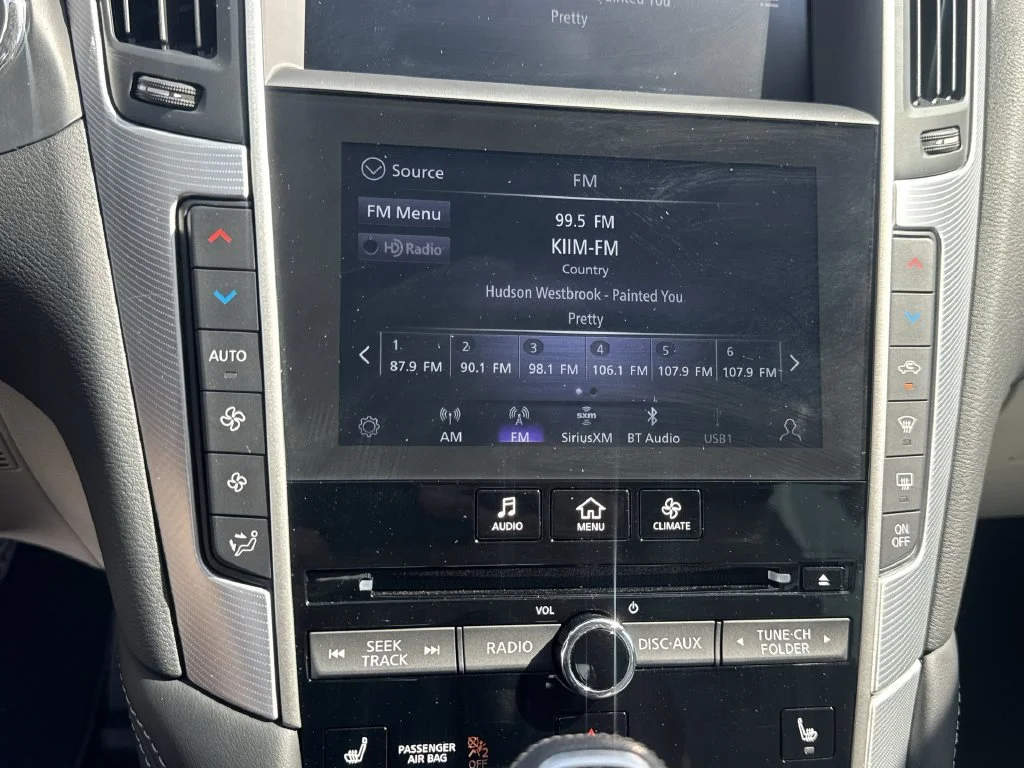 Used 2023 White INFINITI LUXE image 17