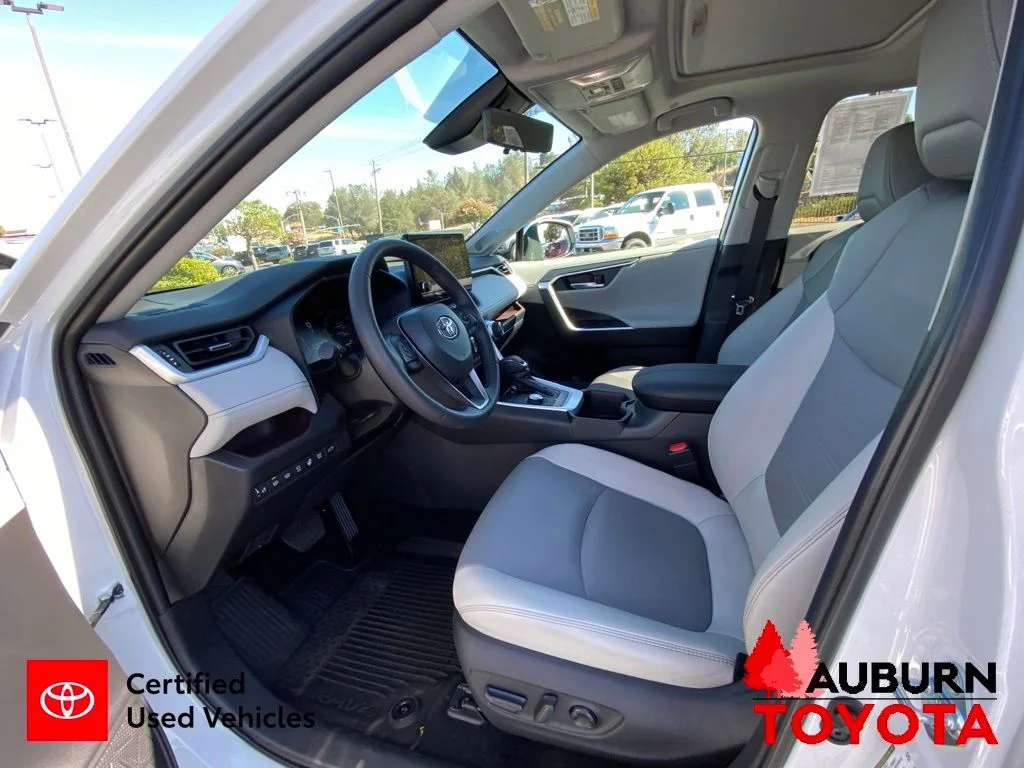 Certified Used 2025 Wind Chill Pearl Toyota Limited image 33