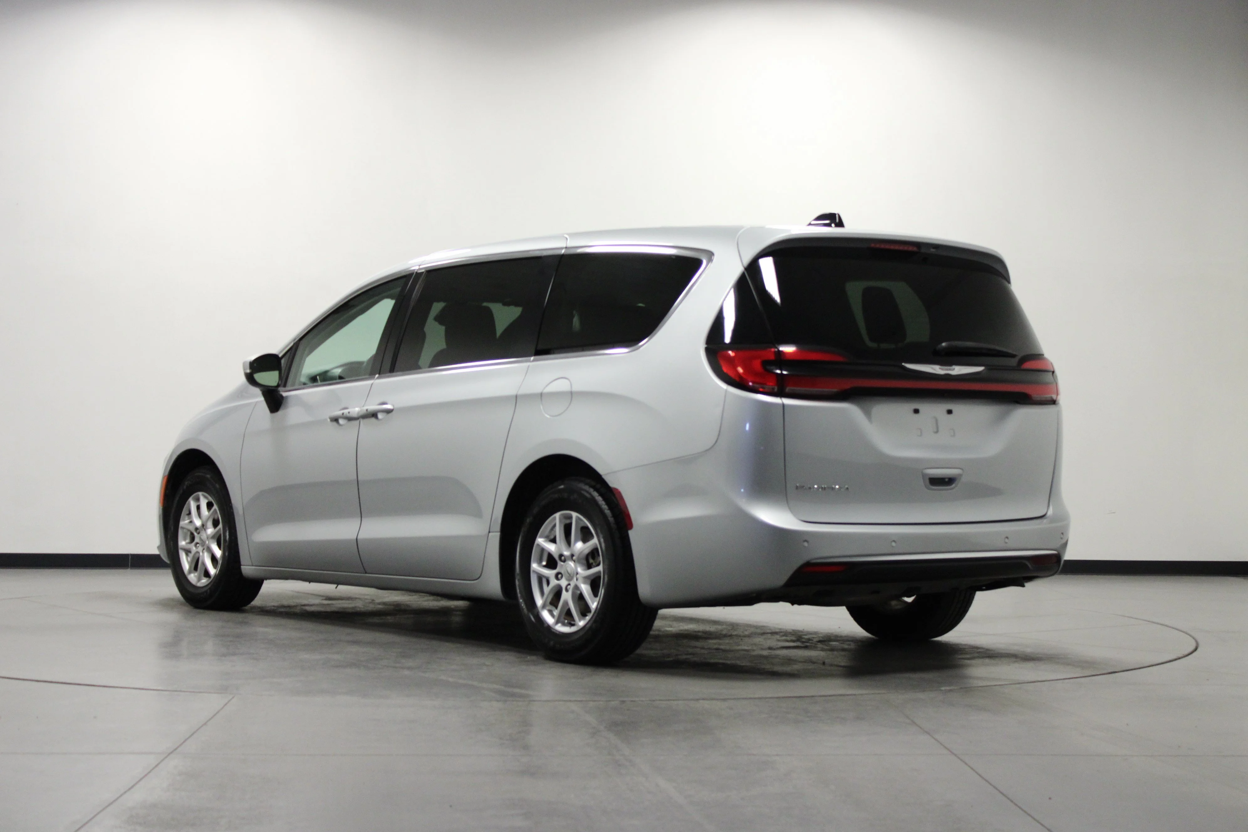 Used 2023 Silver Mist Clearcoat Chrysler Touring L image 6