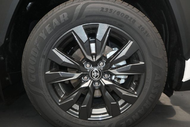 New 2026 Ice Cap Toyota XLE Premium image 16