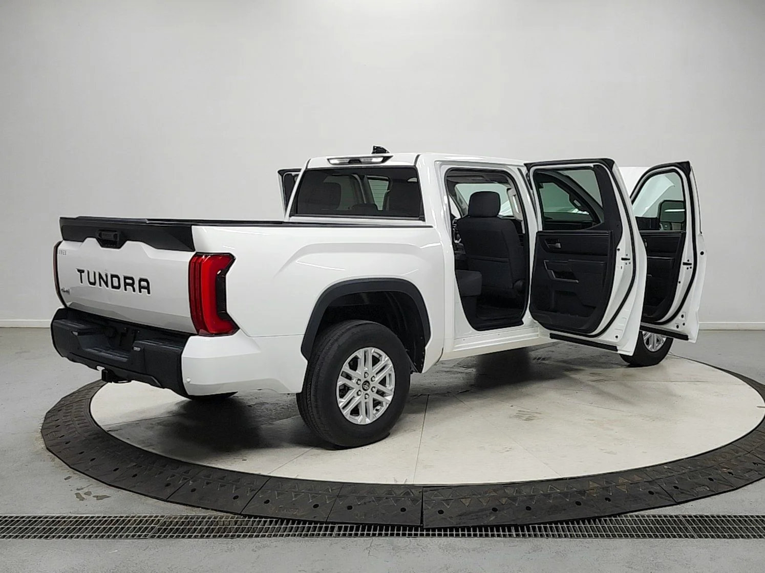 Used 2022 White Toyota SR5 image 15