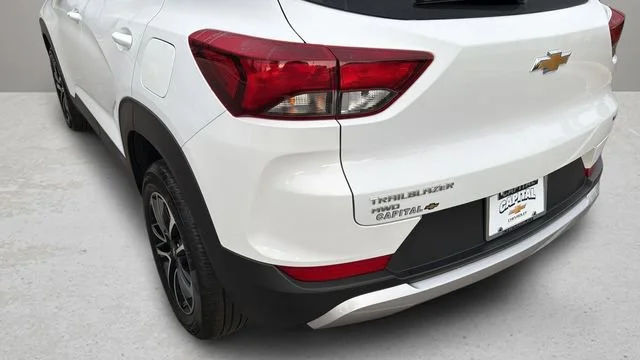 Used 2025 Summit White Chevrolet LT image 33