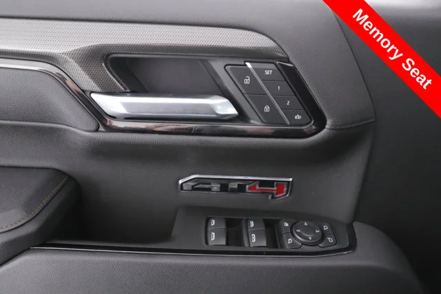 Used 2025  GMC AT4 image 25