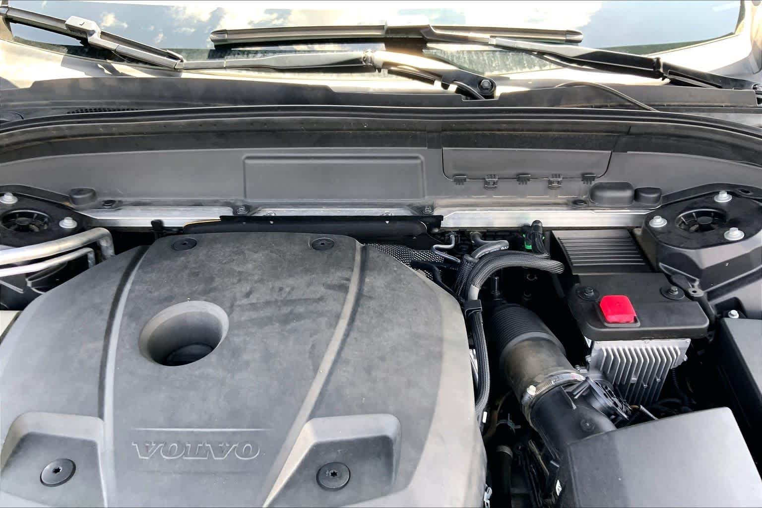 Used 2021 Onyx Black Metallic Volvo Momentum image 32