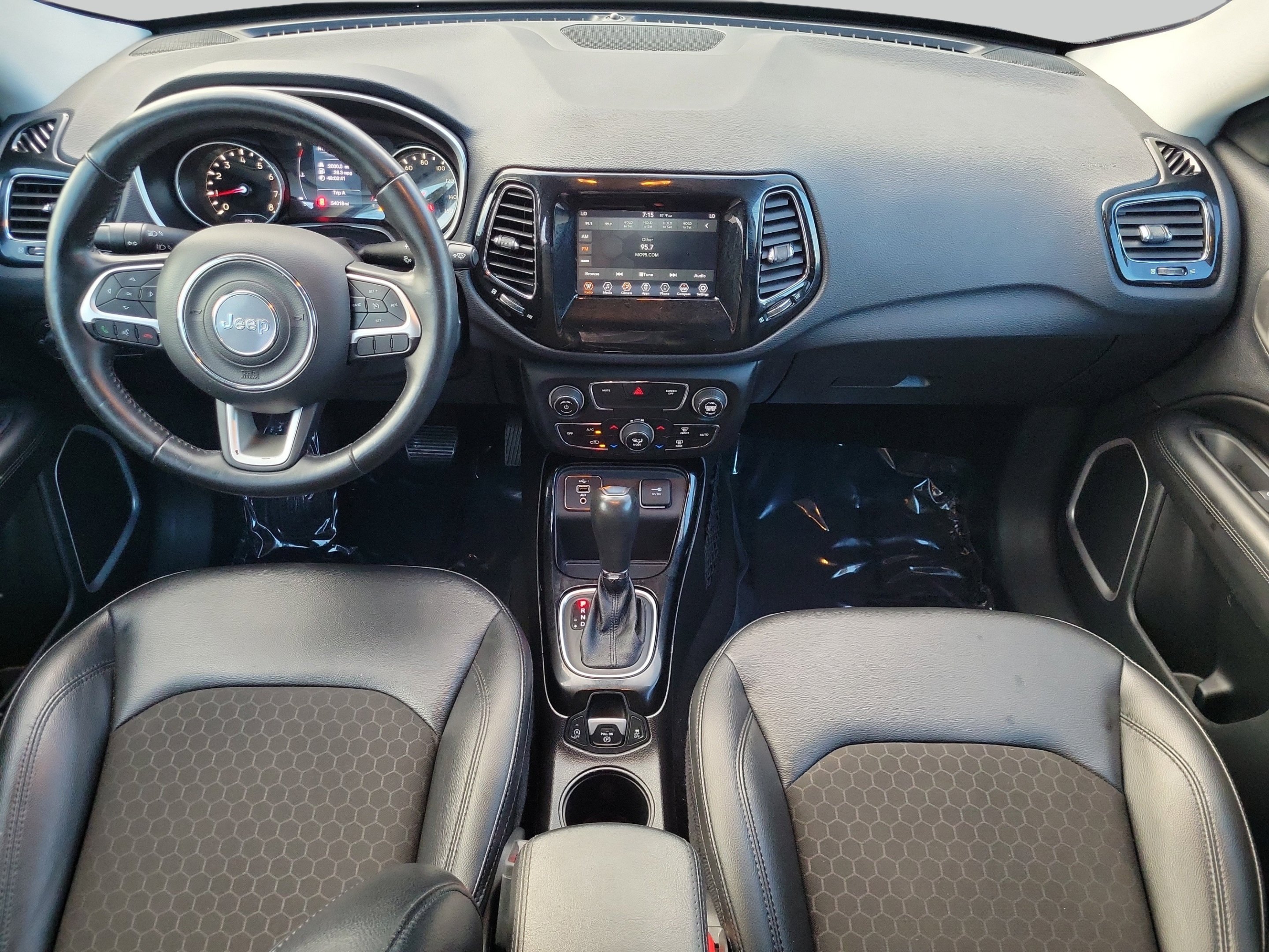 Used 2021 Granite Crystal Metallic Clearcoat Jeep Latitude image 11
