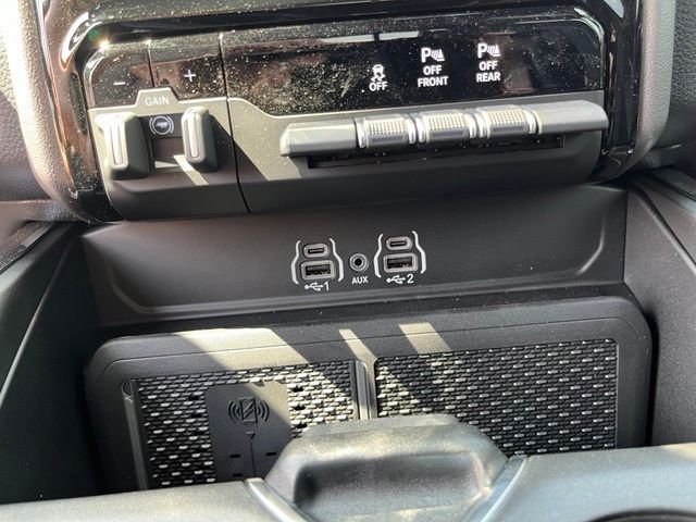 New 2026 Granite Crystal Metallic Clear-Coat Exterior Paint RAM Laramie image 32
