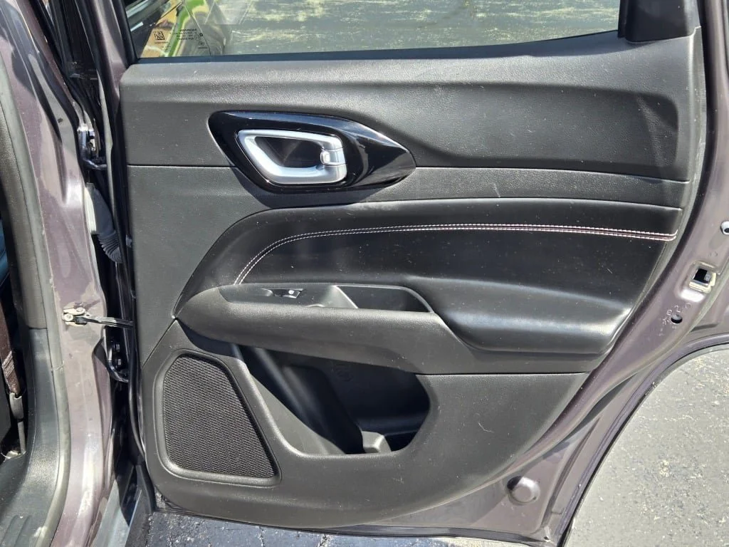 Used 2024 Gray Jeep Latitude 4x4 image 10