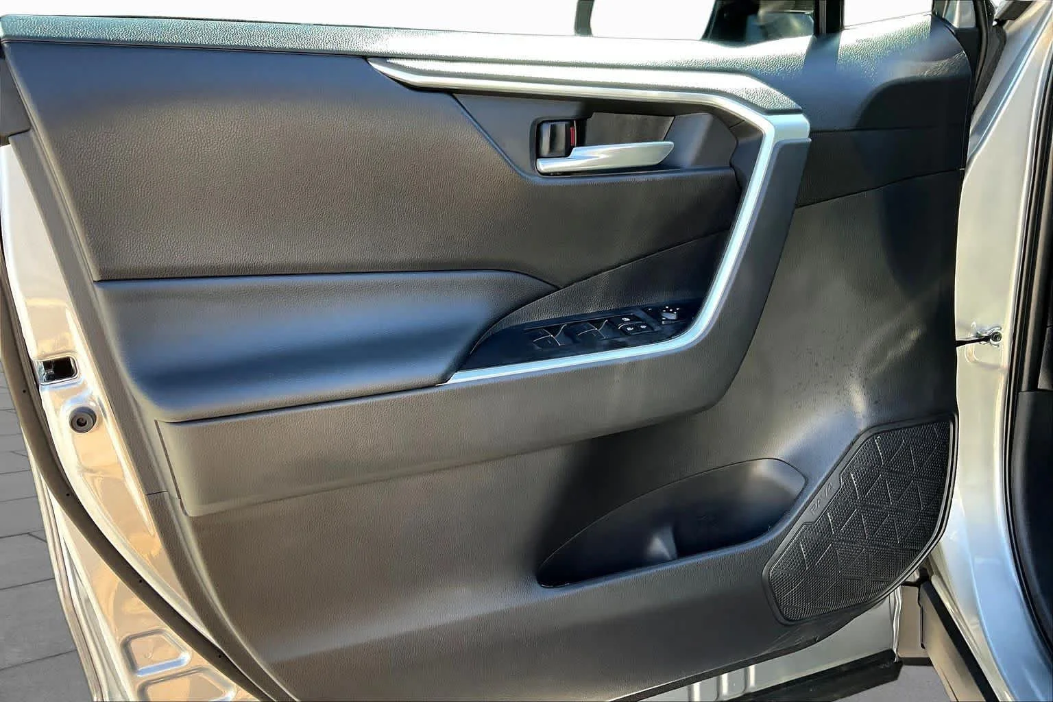 Used 2025 Silver Sky Metallic Toyota XLE image 21