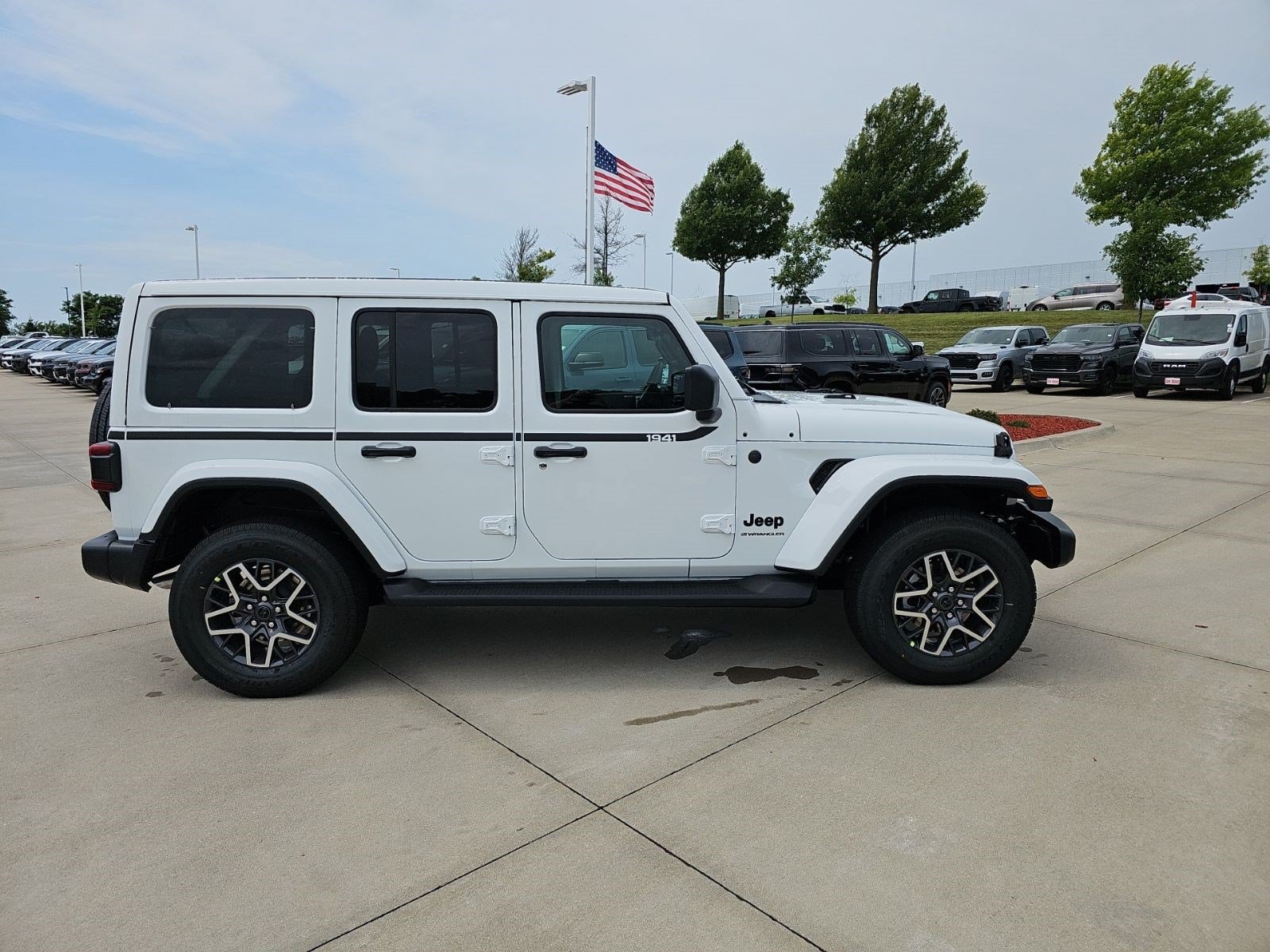 New 2026 Bright White Clearcoat Jeep Sahara image 6