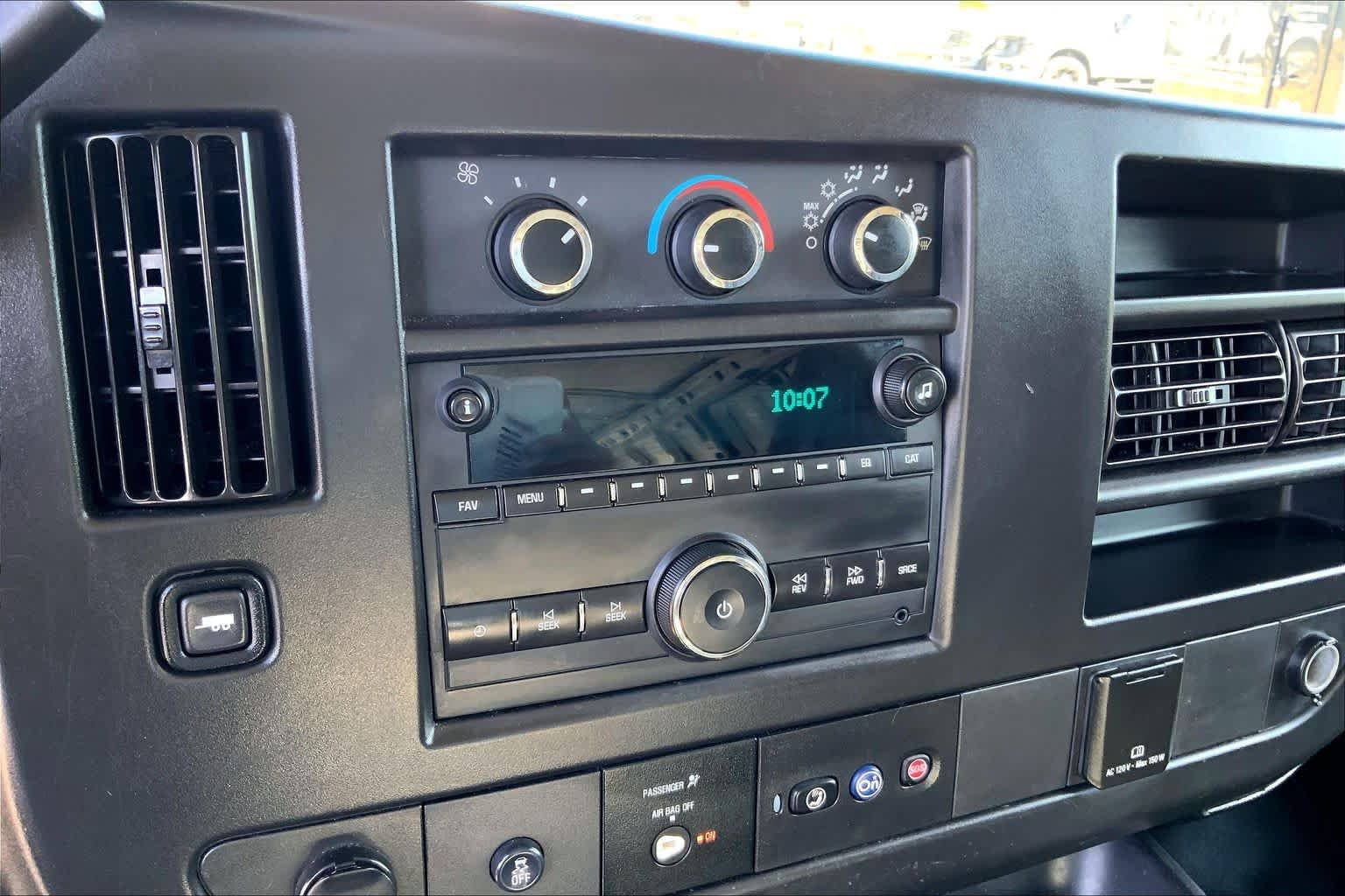 Used 2019 Summit White Chevrolet  image 21