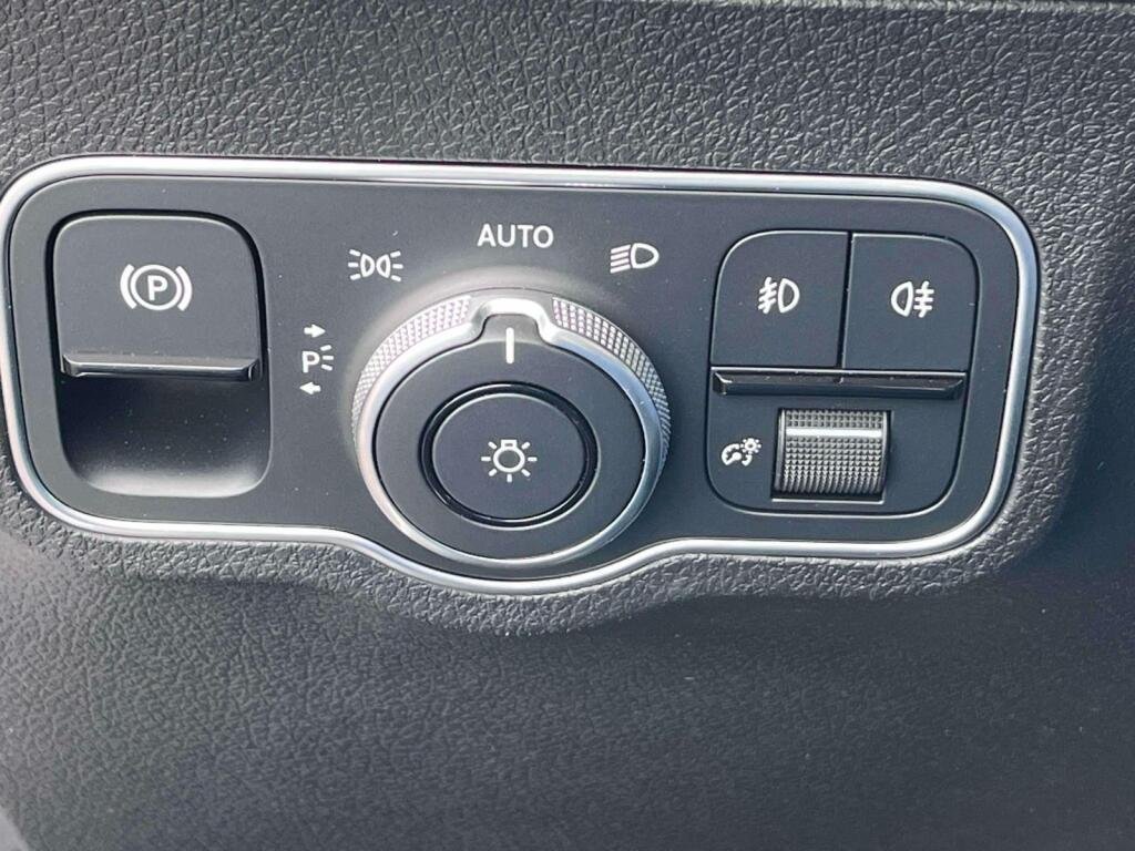 New 2026 Polar White Mercedes-Benz GLB 250 image 31