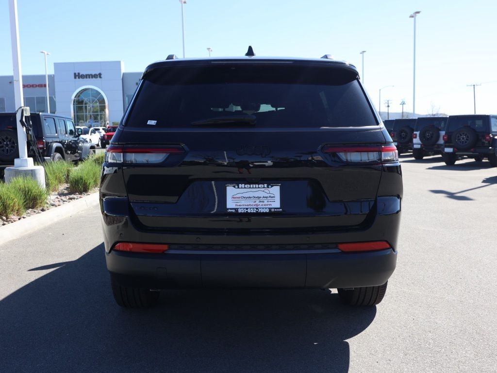 New 2026 Diamond Black Crystal Pearl-Coat Exterior Paint Jeep Limited image 4