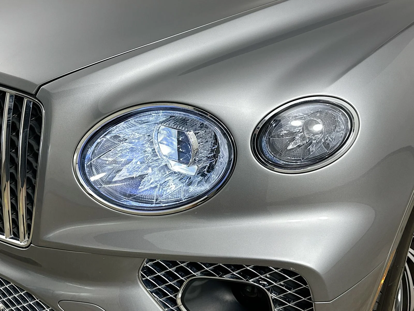 Used 2023 Silver Bentley  image 57