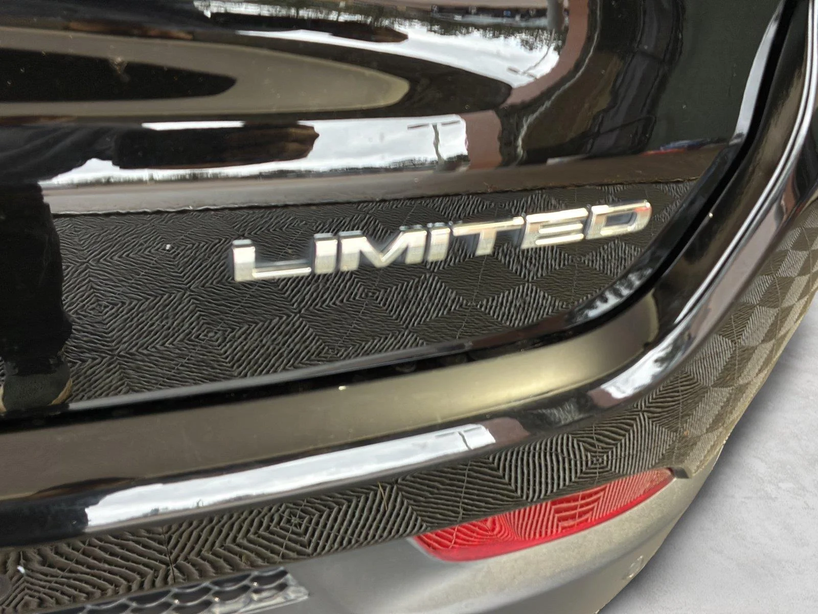 Used 2023 Diamond Black Crystal Pearlcoat Jeep Limited image 8