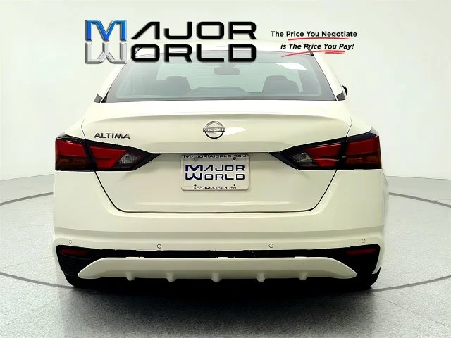 Used 2025 White Nissan 2.5 SV image 6