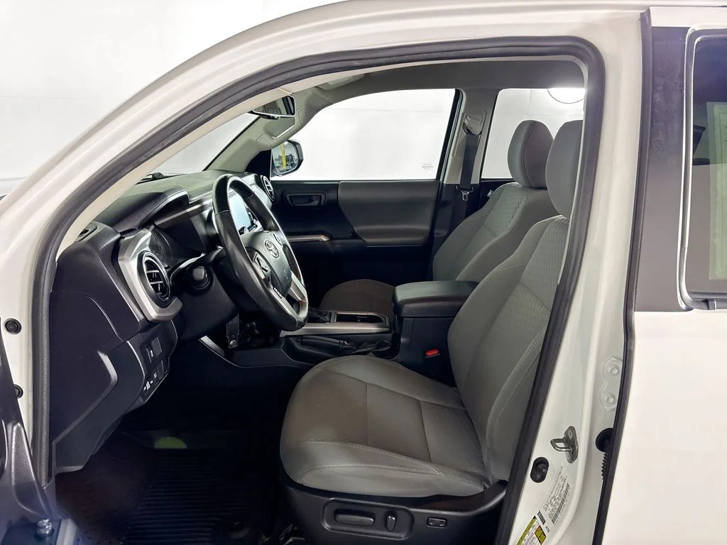 Used 2020 White Toyota SR5 image 11