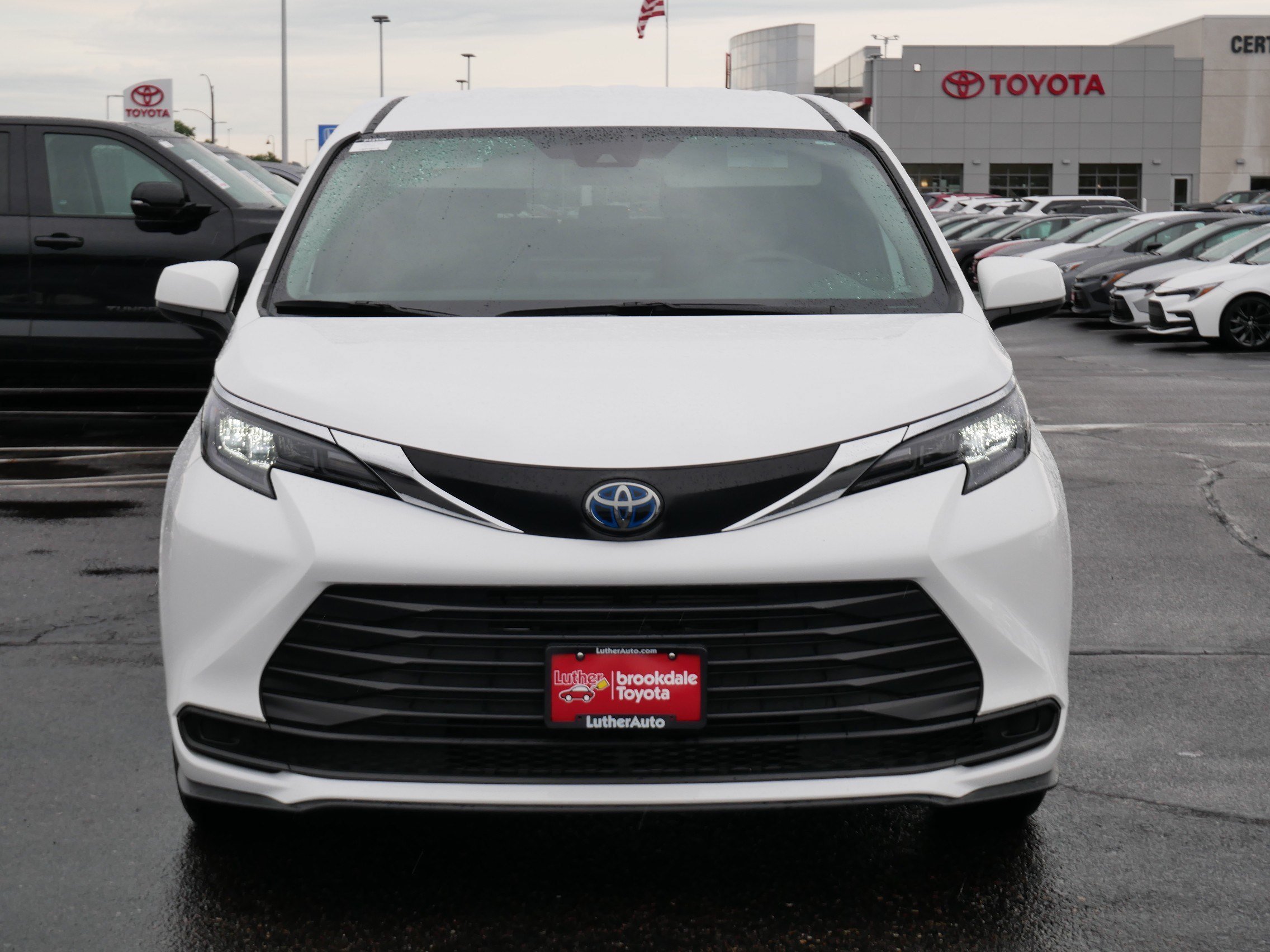 Certified 2025 Toyota Sienna LE with VIN 5TDKRKEC5SS243221 for sale in Brooklyn Center, Minnesota
