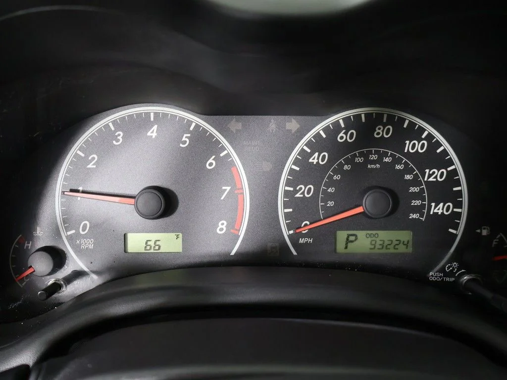 Used 2011 Silver Toyota LE image 32