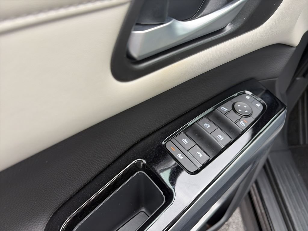 Used 2025 Black Nissan SL image 19