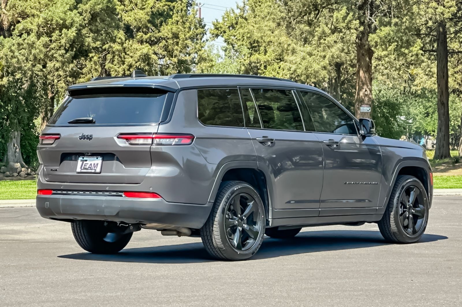Used 2023 Gray Jeep Altitude image 4