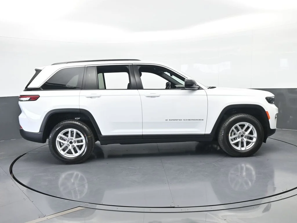 New 2026 Bright White Clear-Coat Exterior Paint Jeep Laredo X image 7