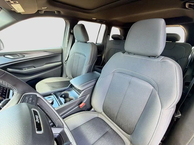 New 2026 Diamond Black Crystal Pearlcoat Jeep Laredo X image 22