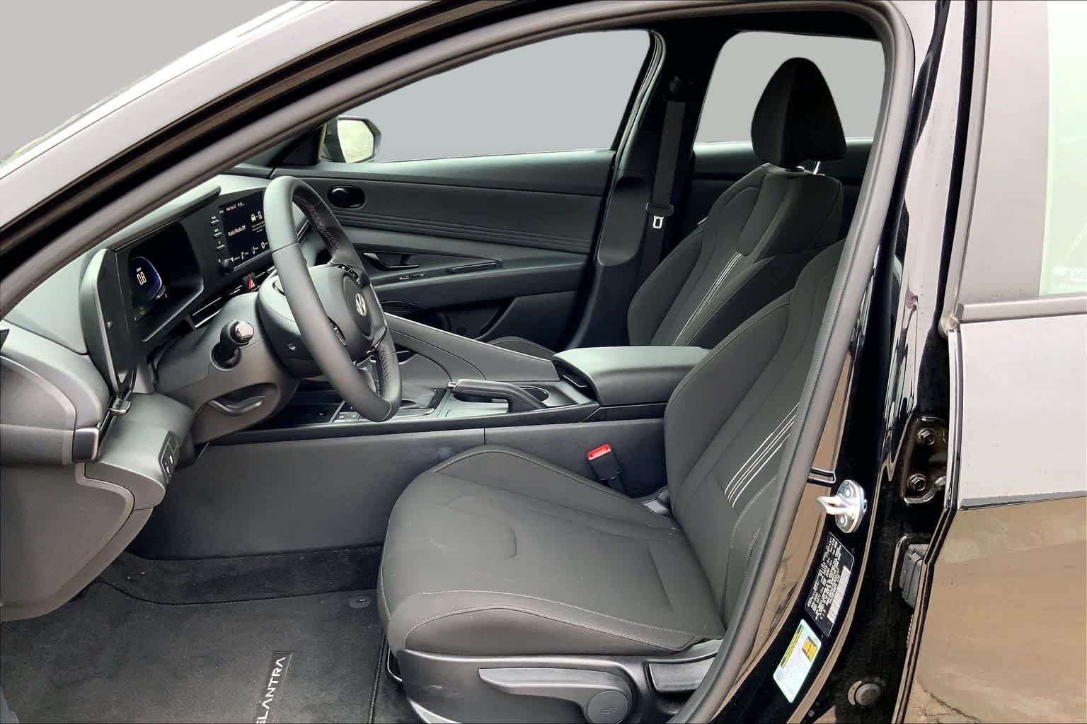 Used 2025 Abyss Black Hyundai SEL Sport image 8