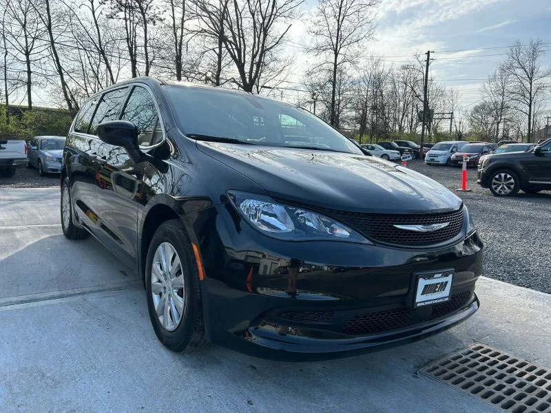 Used 2021 Black Chrysler L Minivan 4D image 18