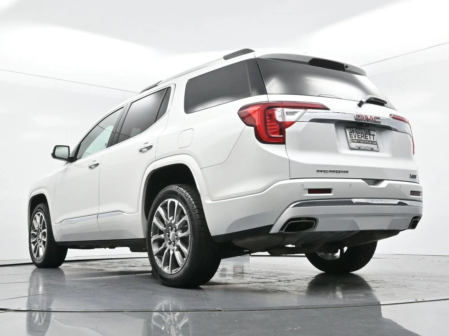 Used 2023 White Frost Tricoat GMC Denali image 44