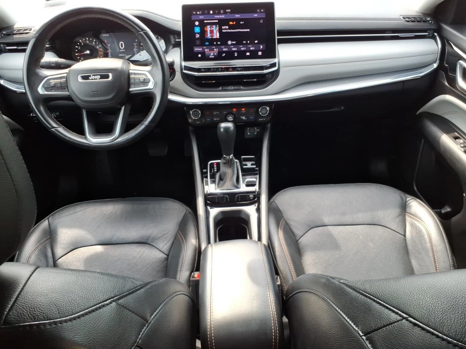 Used 2022 Diamond Black Crystal Pearlcoat Jeep Limited image 22