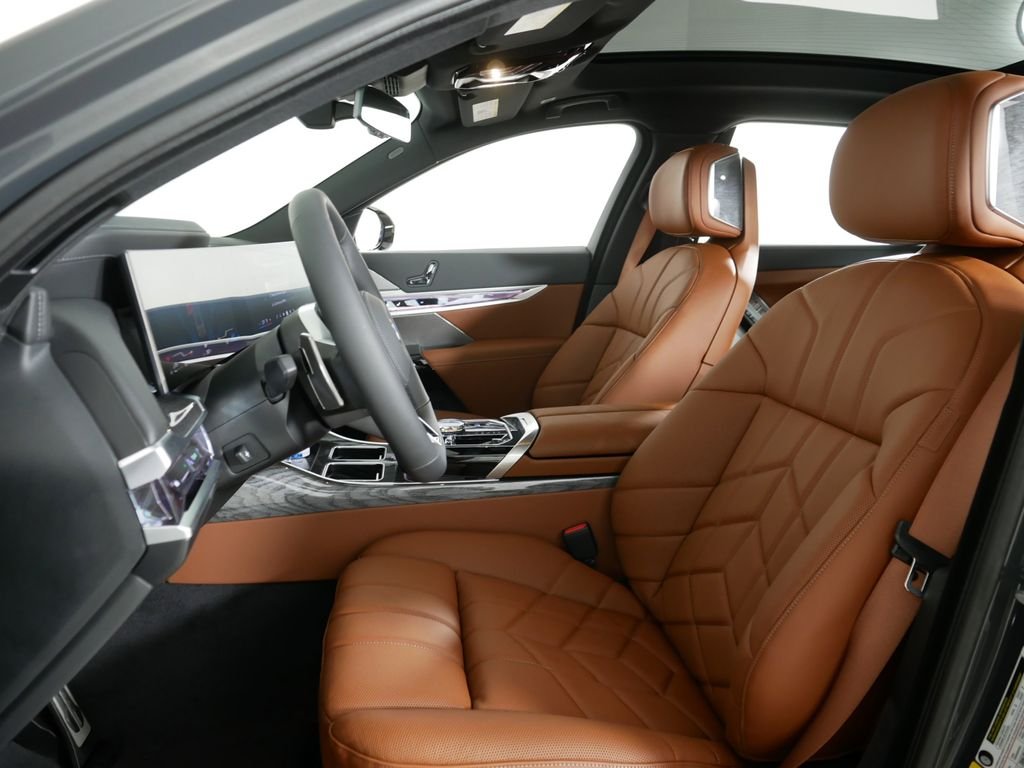 2025 BMW 7 Series 750e - Photo 31