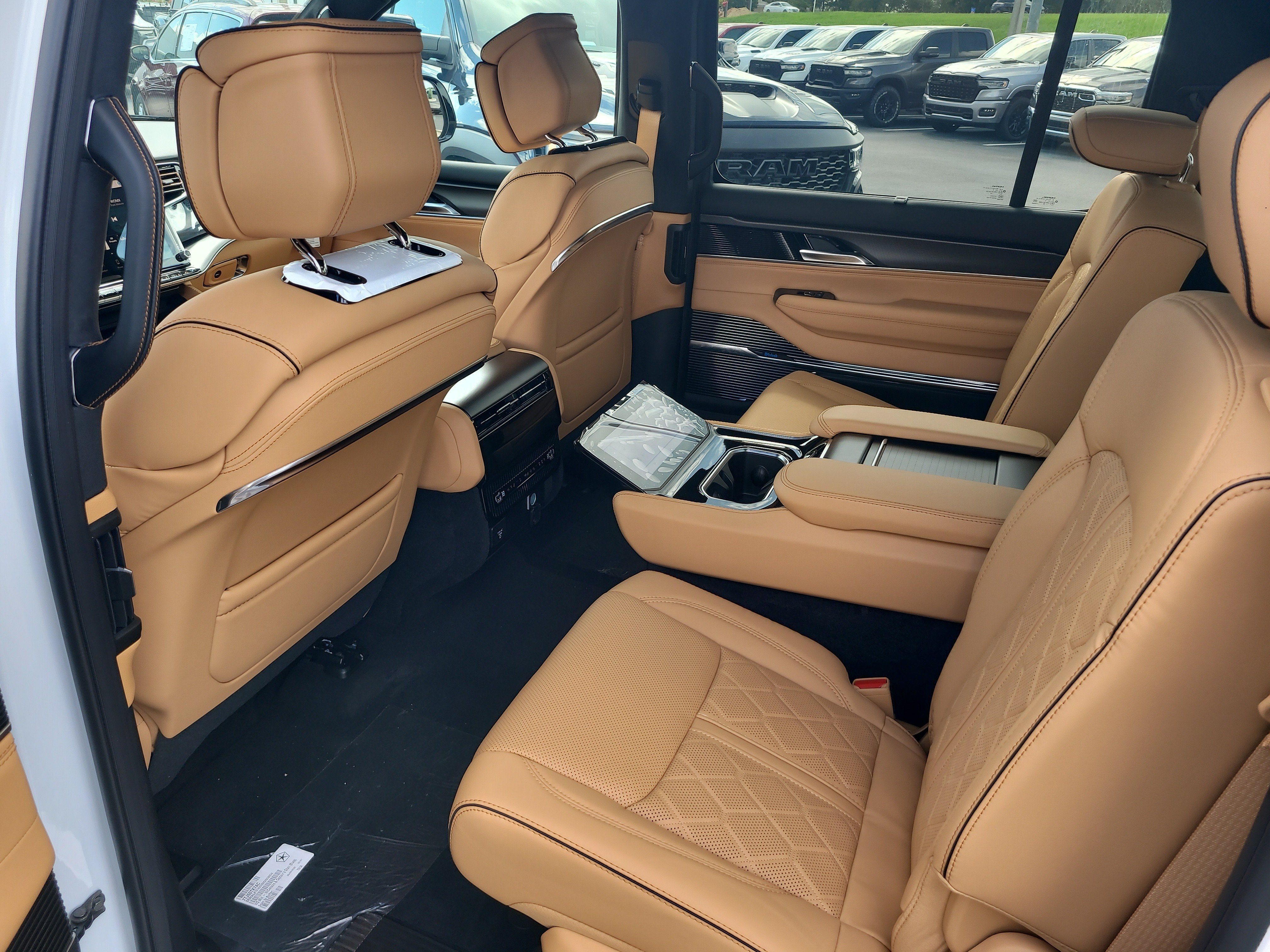 New 2026 Bright White Clear-Coat Exterior Paint Jeep Summit Reserve image 11