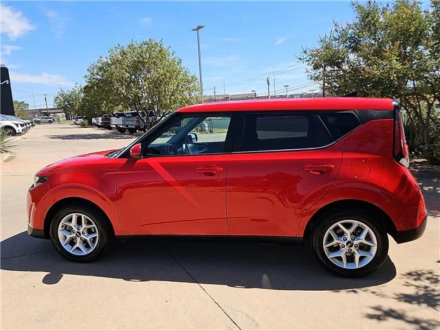 Used 2023 Inferno Red KIA LX (IVT) image 2