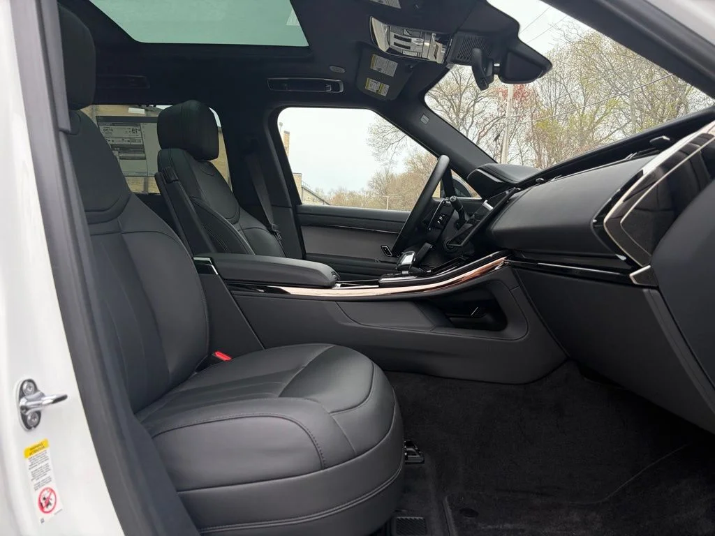 New 2025 Fuji White Land Rover Dynamic SE image 15