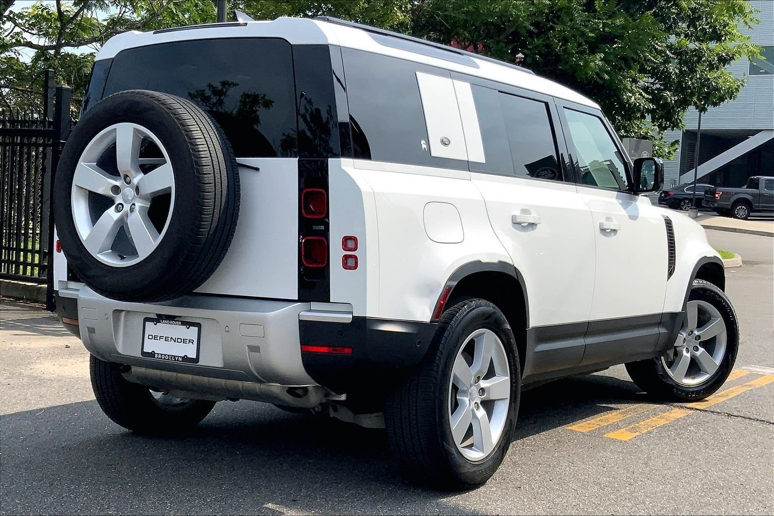 Used 2024 Fuji White Land Rover S image 12