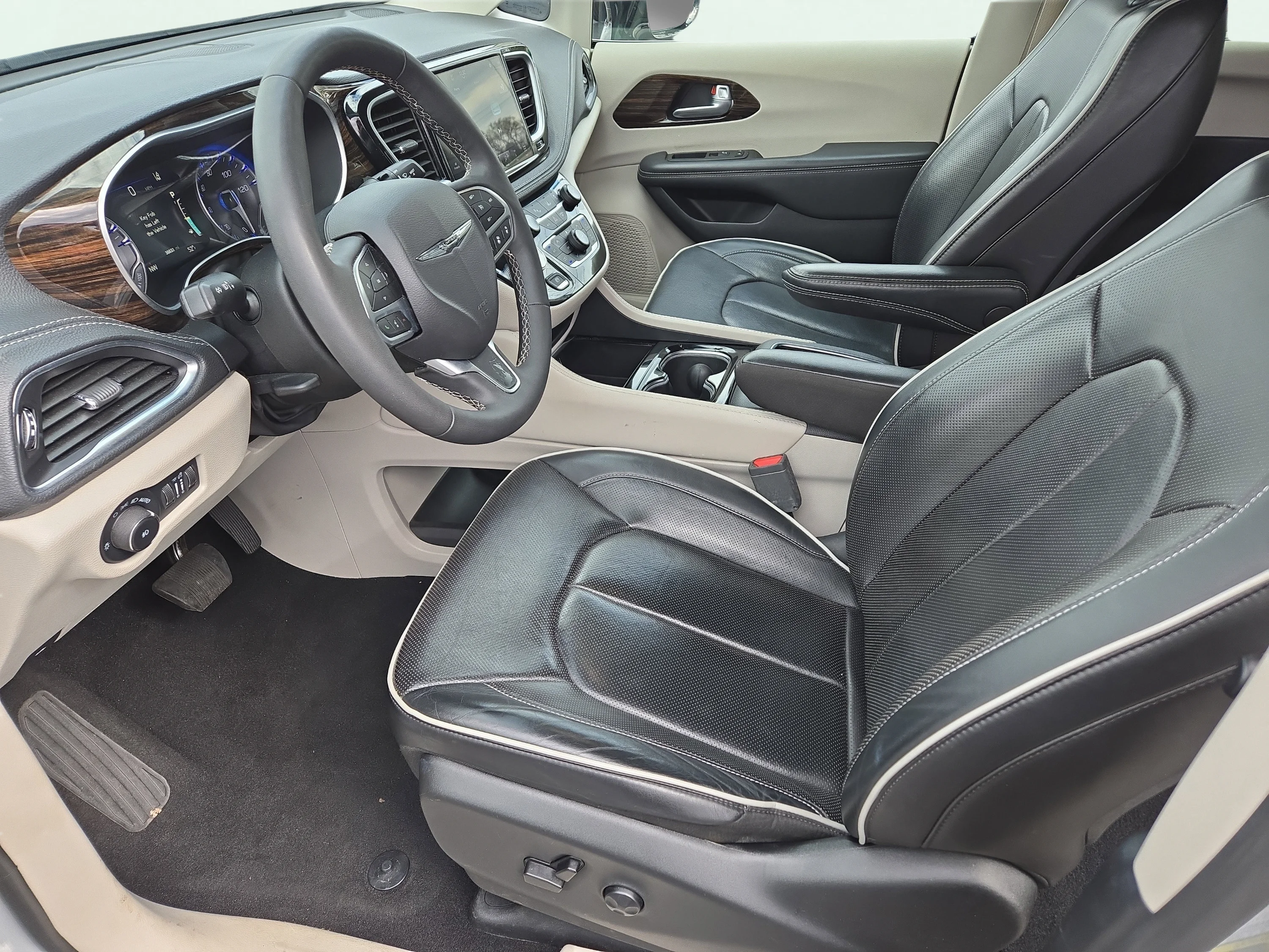 Used 2024 Silver Mist Clearcoat Chrysler Limited image 16