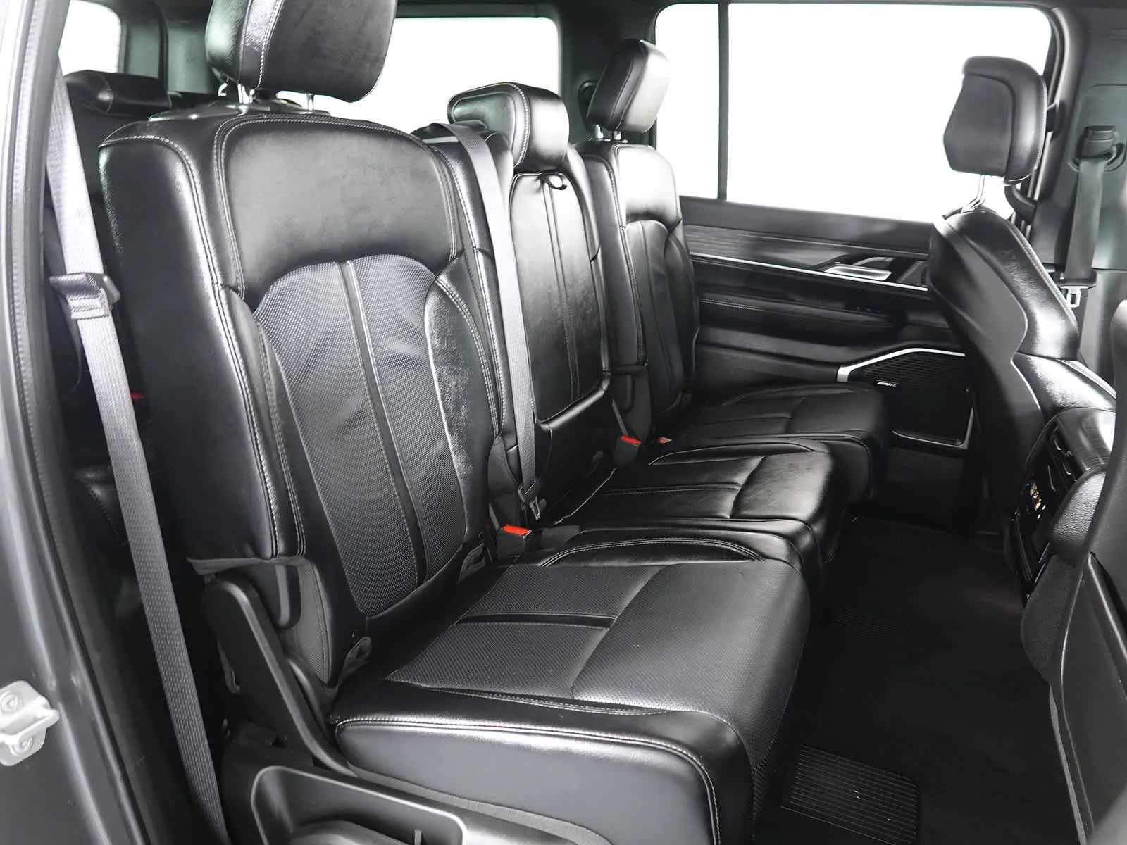 Used 2024 Baltic Gray Metallic Clearcoat Jeep Series II image 19