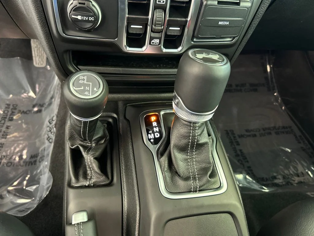 Used 2025 White Jeep Sahara image 9