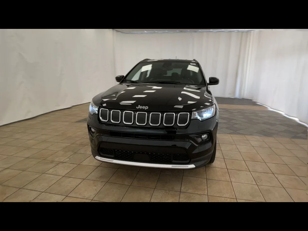 Used 2022 Diamond Black Crystal Pearl Coat Jeep Limited image 4