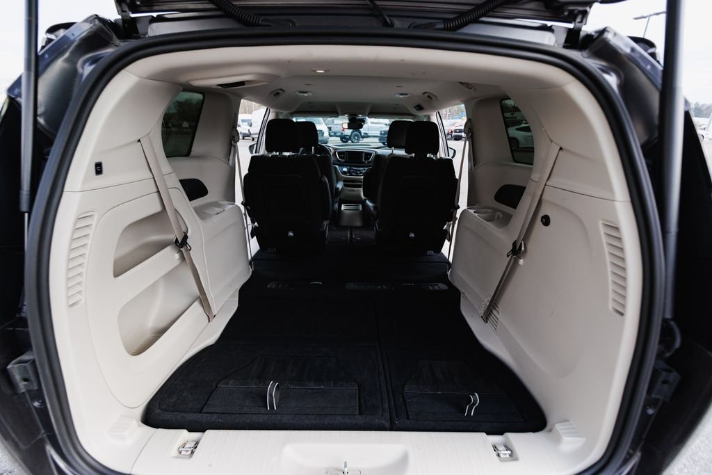 2023 Chrysler Voyager LX - Photo 8