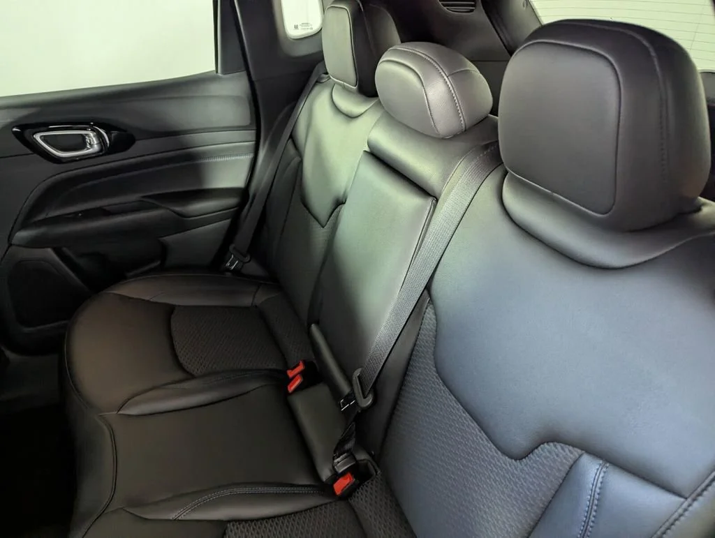 New 2026 Hydro Blue Pearl-Coat Exterior Paint Jeep Latitude Altitude image 15