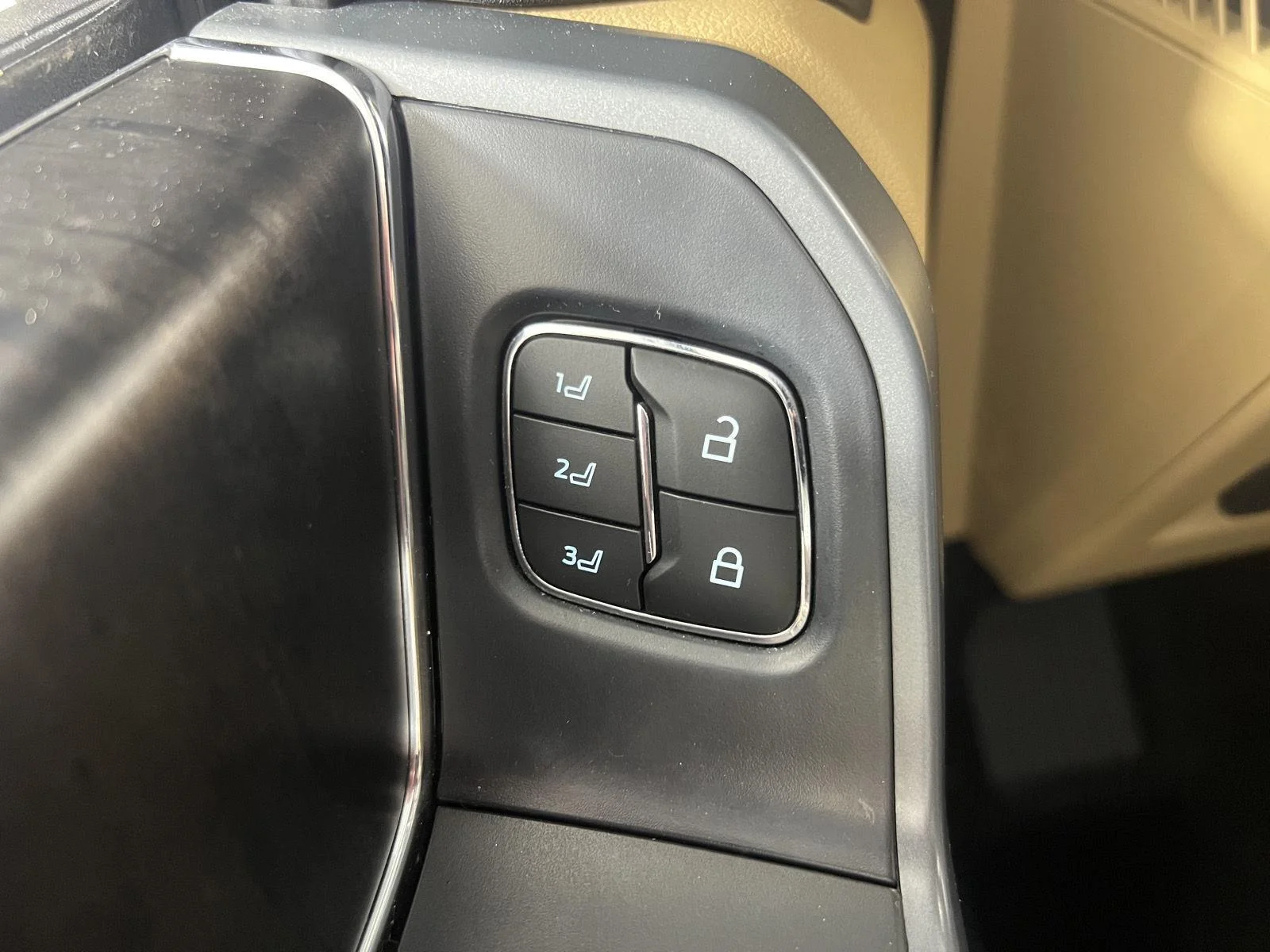 Used 2022 Smoked Quartz Metallic Tinted Clearcoat Ford LARIAT image 17