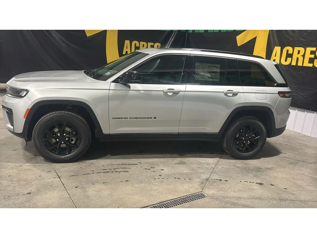 New 2026 Silver Zynith Exterior Paint Jeep Laredo Altitude image 10