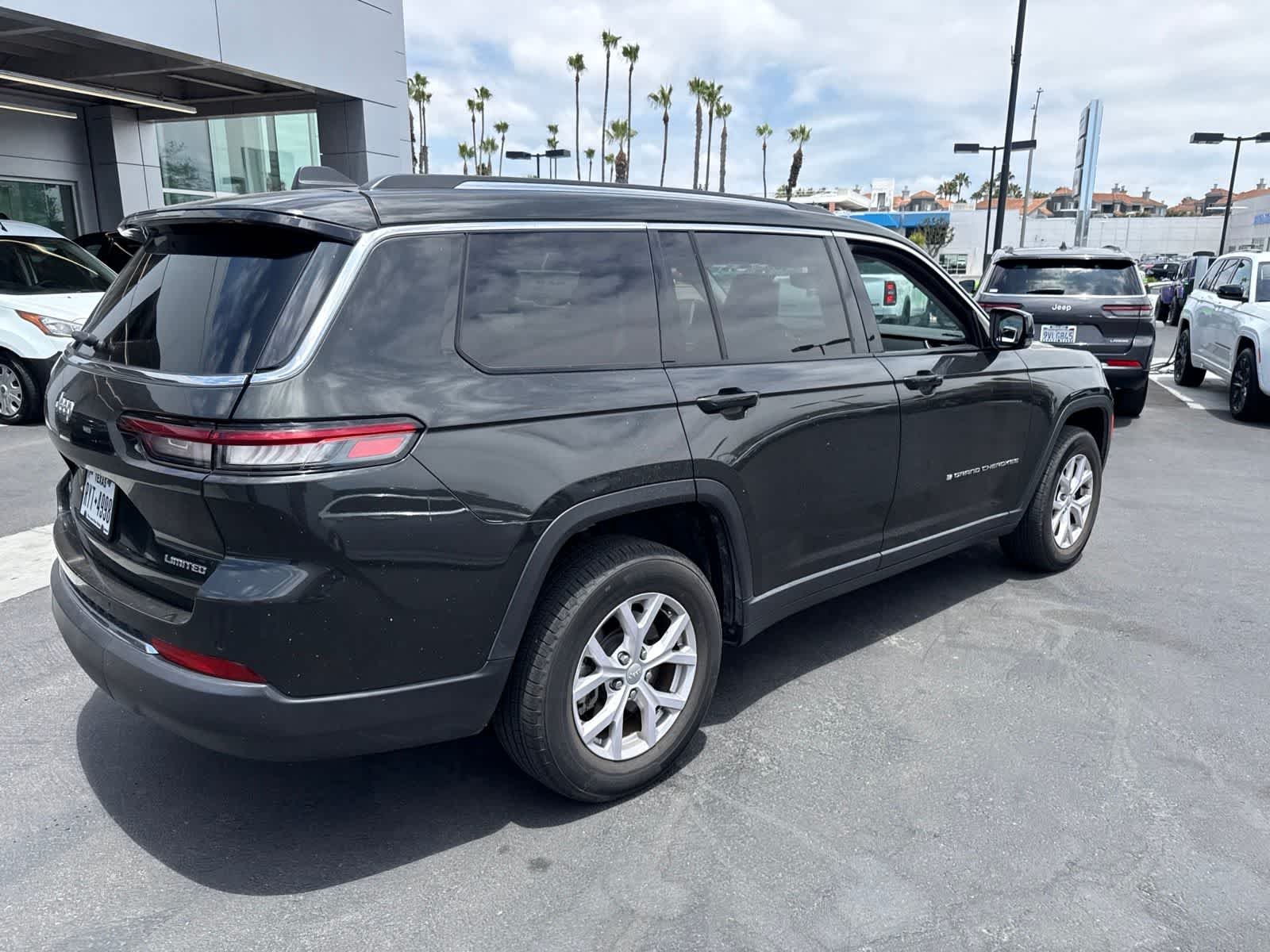 Used 2022 Rocky Mountain Pearlcoat Jeep Limited image 12